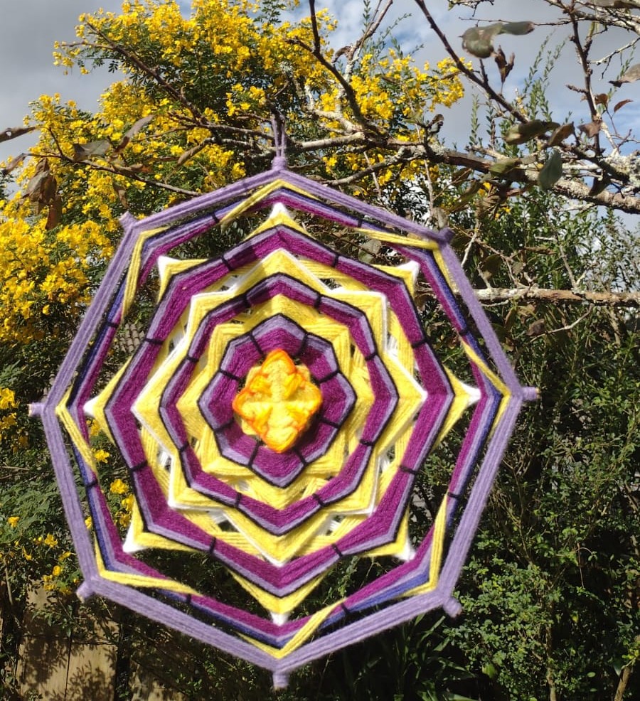 Mandala Tecida Violeta Cósmica